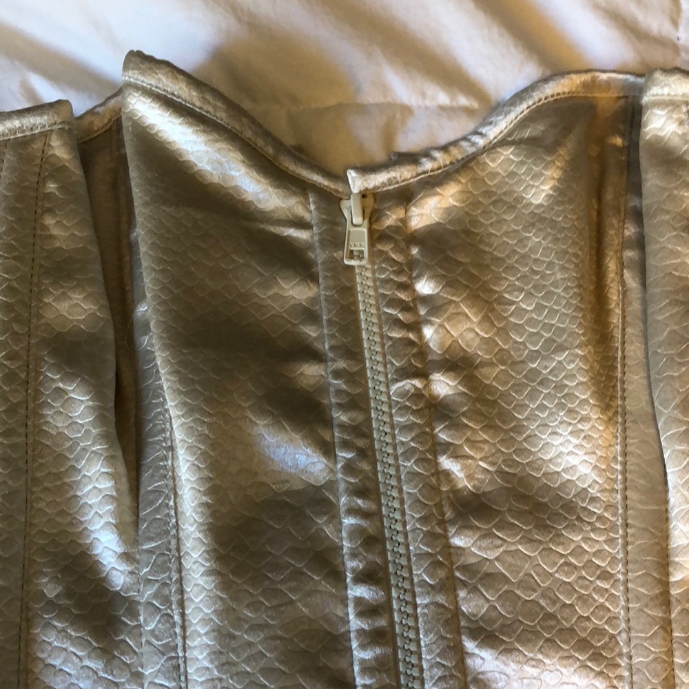 Corset - Picture 2 of 6